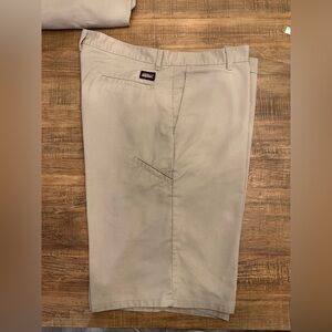 Dickies Men's Relaxed Fit Flat Front Work Shorts with multi-use pocket 42” Waist